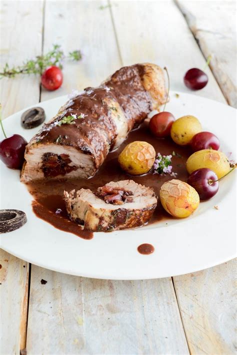 Schweinefilet mit Kirschen und dunkler Schokoladensauce auf Teller