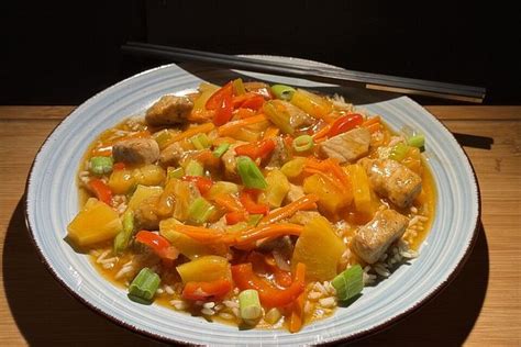 Schweinefleisch süß-sauer mit Ananas auf Jasminreis