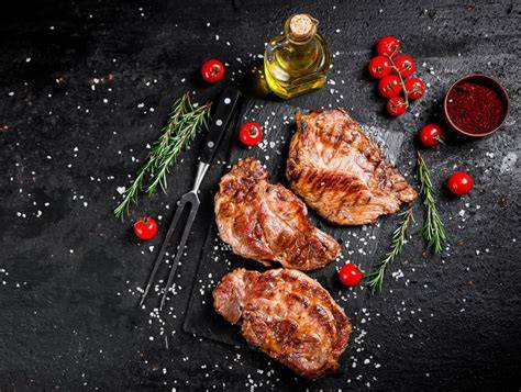 Schweinenackensteak in Honig-Knoblauch-Marinade auf Grill