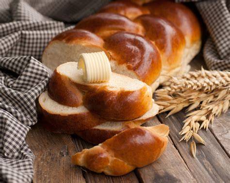 Schweizer Butterzopf auf einem Holzbretter serviert