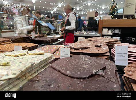 Schweizer Chocolaterie-Filiale in Freiburg, Innenaufnahme mit Schauküche und Pralinenauslage