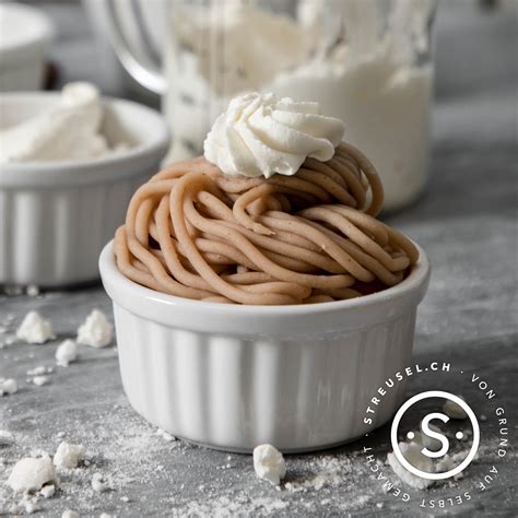 Schweizer Dessert-Auswahl: Meringues, Vermicelles, Schoggi-Mousse