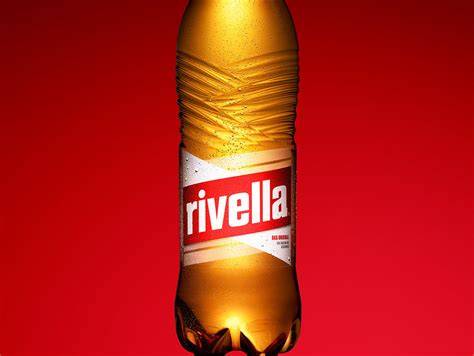 Schweizer Landschaft mit Rivella Flasche - Symbol für regionale Verbundenheit