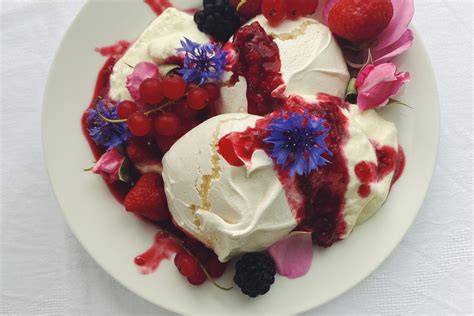 Schweizer Meringues mit Schlagrahm und Beeren