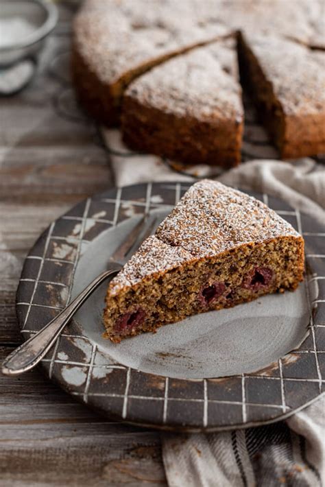 Schweizer Nusskuchen mit Kirschen: Anschnitt mit Glasur und Kirschstücken