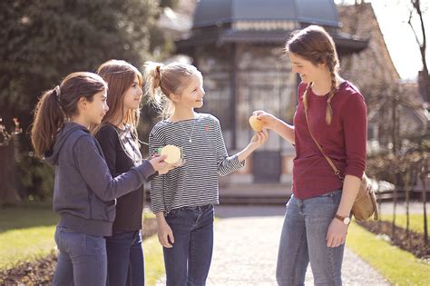 Schweizer Schoggitaler-Verkauf durch Schulkinder, Illustration