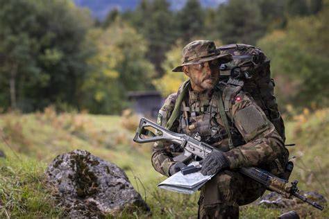 Schweizer Soldat mit Choco Bits im Feld