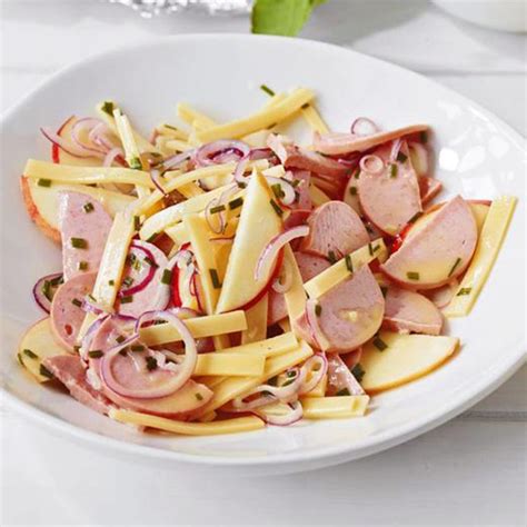Schweizer Wurstsalat mit den typischen Zutaten: Käse, Wurst, Cornichons und Zwiebeln
