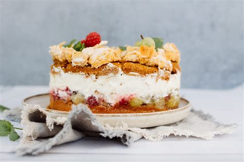 Schwimmbadtorte traumhaft angerichtet zum Sommerfest