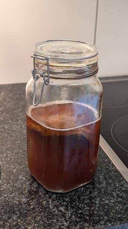 Scoby auf Glasgefäß mit Kombucha