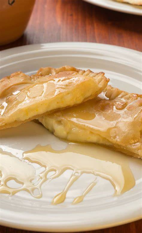 Seadas mit Erdbeerbaumhonig auf einem Teller serviert