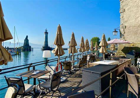 Seehafen Café Lindau: Blick auf den Bodensee mit Cappuccino
