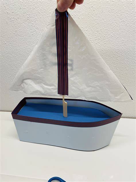Segel aus Papier und Holzspieße als Mast