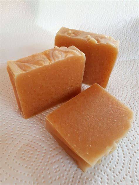 Seifenstücke mit Propolis und Honig, Nahaufnahme