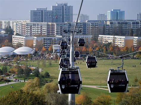 Seilbahn-Gondel über die farbenfrohe Landschaft der Gärten der Welt mit Blick auf Berlin