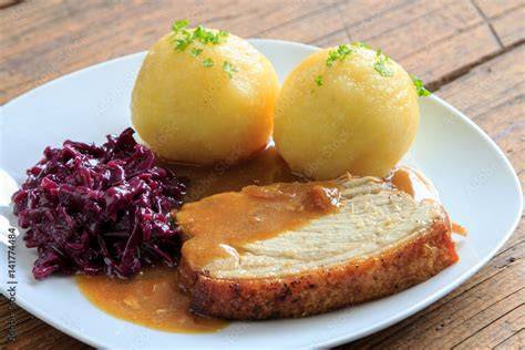 Seitanbraten mit Knödel und Rotkohl