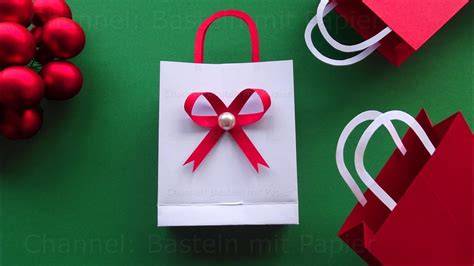 Selbst gebastelte Keks-Geschenkbox mit Schleifenband und Serviette