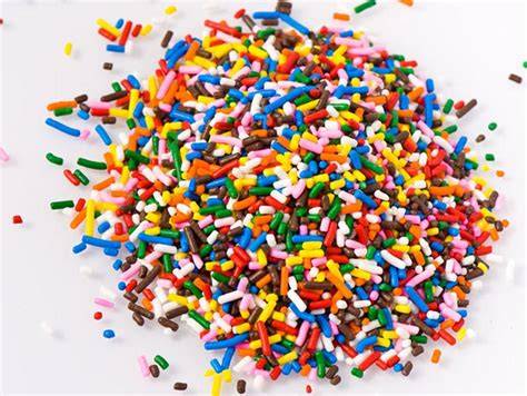 Selbst gemachte bunte Streusel auf einem Backblech