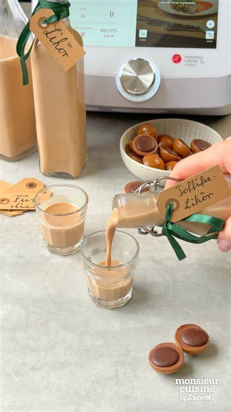 Selbst gemachter Schoko Kaffee Likör als Geschenk in dekorativen Flaschen