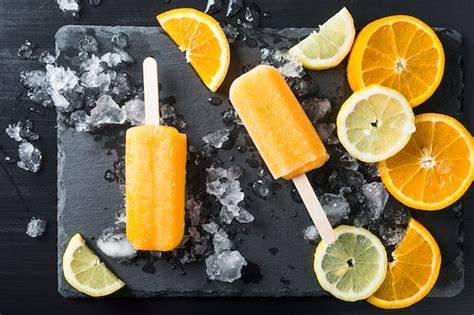 Selbst gemachtes Eis am Stiel mit frischen Früchten