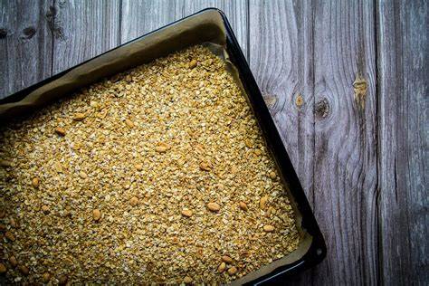 Selbst gemachtes Knuspermüsli auf Backblech vor dem Backen