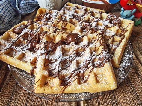 Selbst zusammengestellte Sugar Waffle mit weißer Schokolade