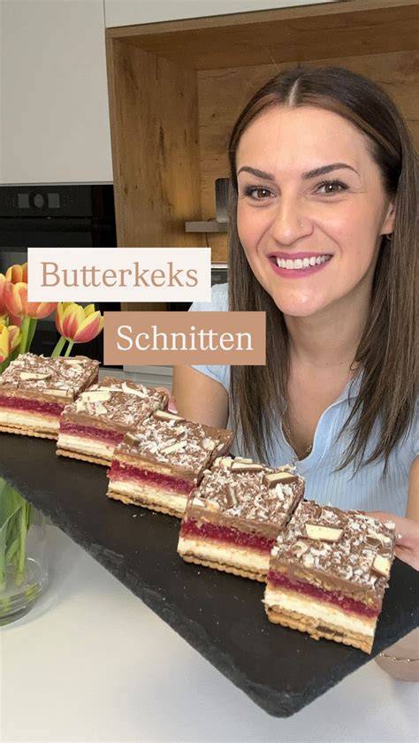 Selbstgebackene Butterkekse auf einem Blech