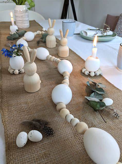 Selbstgebackene Hefehasen auf einem Ostertisch, dekoriert mit Blumen und Eiern