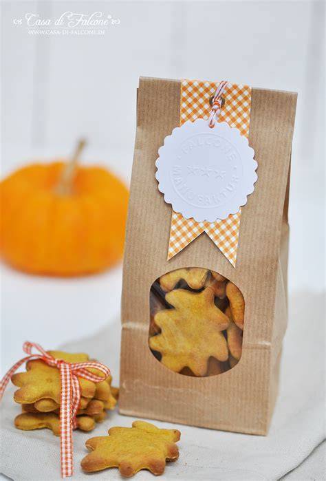 Selbstgebackene Kekse als Geschenk verpackt mit Schleifen und Etiketten