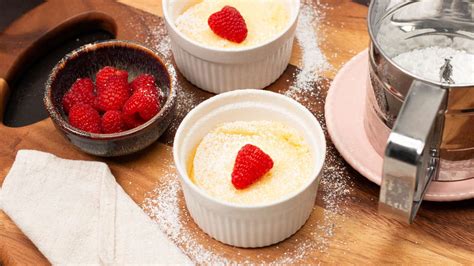 Selbstgebackener Käsekuchen, Zutaten in Schälchen für Schwangere