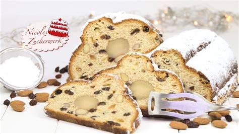 Selbstgebackener Marzipanstollen angerichtet mit Weihnachtsdeko