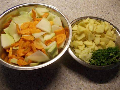 Selbstgebackener Pferdekuchen mit Karotten, Äpfeln und Kräutern dekoriert