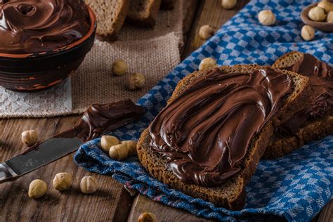 Selbstgebackenes Vollkornbrot mit Nuss-Nougat-Creme