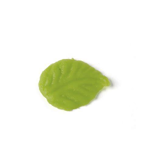 Selbstgeformte Marzipan Rosenblätter auf Champagnertorte