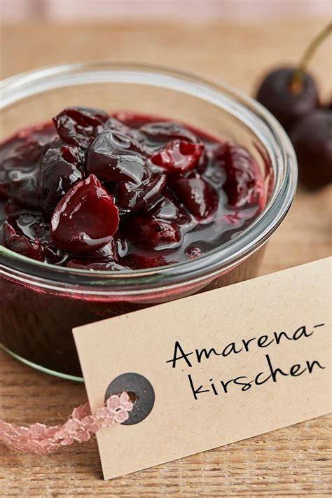 Selbstgemachte Amarenakirschen im Glas und als Topping auf Eis
