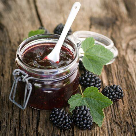 Selbstgemachte Brombeermarmelade mit Etiketten - Geschenkidee