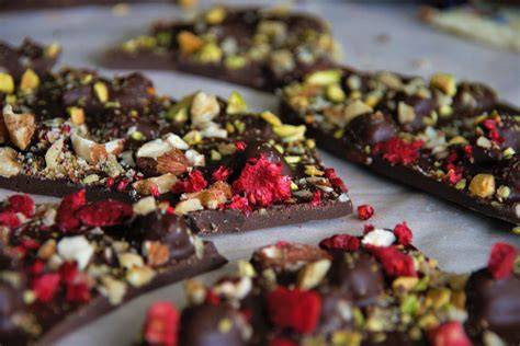 Selbstgemachte Bruchschokolade mit Blüten und Nussstücken