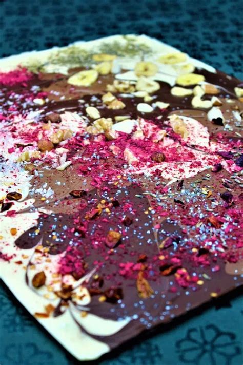 Selbstgemachte Bruchschokolade mit bunten Toppings