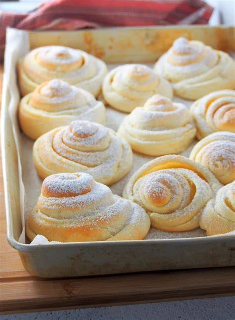 Selbstgemachte Cornetti auf Backblech, bestäubt mit Puderzucker