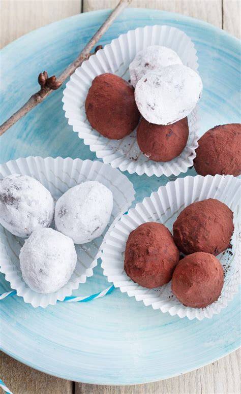 Selbstgemachte Erdbeer-Joghurt-Pralinen angerichtet