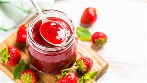 Selbstgemachte Erdbeer-Zitronenmelisse-Marmelade im Glas