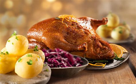 Selbstgemachte Glasuren für Gänsebraten in Schalen mit Löffeln