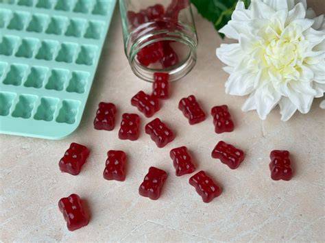 Selbstgemachte Honig-Gummibärchen in bunten Formen