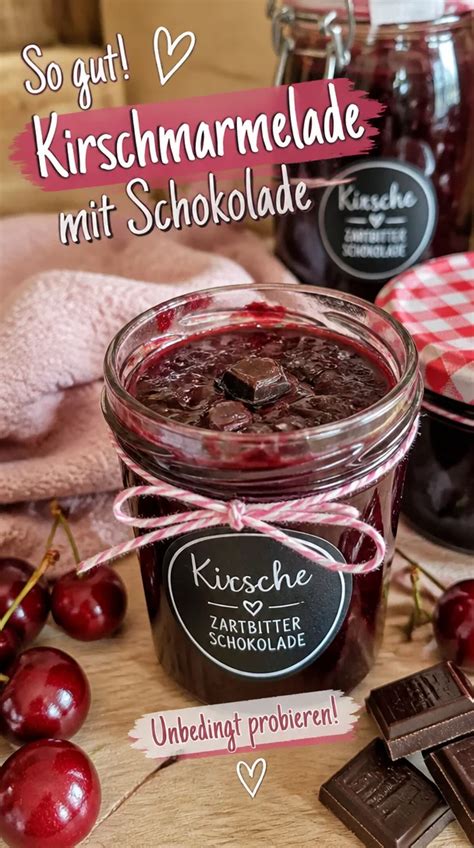 Selbstgemachte Kirschmarmelade mit Schokolade in dekorativen Gläsern