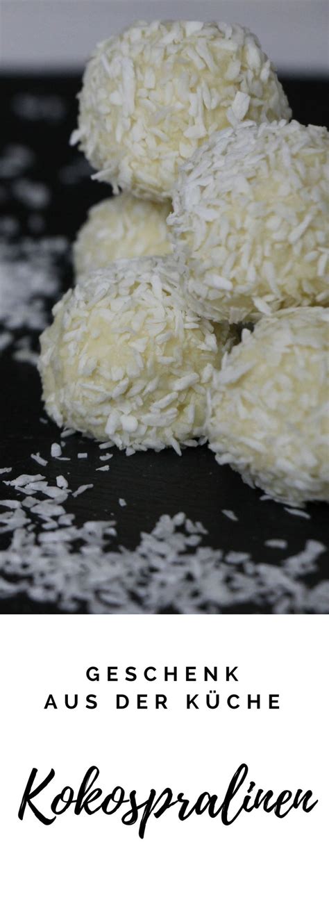 Selbstgemachte Kokospralinen hübsch verpackt als Geschenk