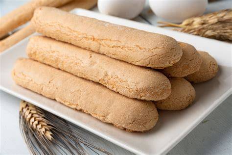 Selbstgemachte Löffelbiskuits auf Backblech