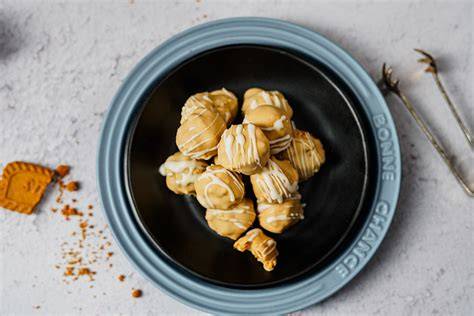 Selbstgemachte Lotus Pralinen mit weißer Schokolade und Keksbröseln