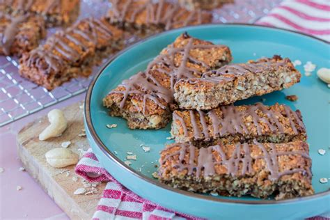 Selbstgemachte Müsliriegel als Snack