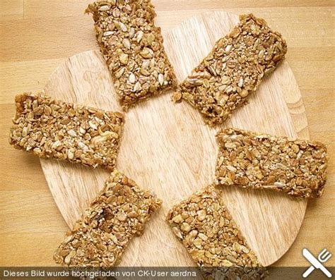 Selbstgemachte Müsliriegel auf einem Holzbrett