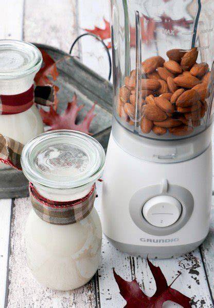 Selbstgemachte Mandelmilch mit Nussmilchbeutel